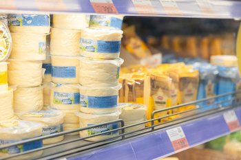 Россельхознадзор Татарстана обнаружил сальмонеллу и антибиотики в сырах сети магазинов «Светофор»