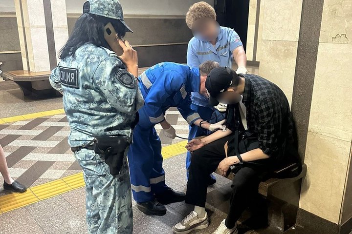 В казанском метрополитене мужчина почувствовал себя плохо и упал на рельсы