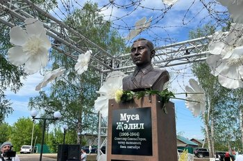 Рустам Минниханов возложил цветы к бюсту Героя Советского Союза, поэта Мусы Джалиля в Пермском крае