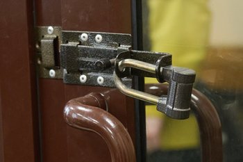 Экс-губернатору Курской области Смирнову и его заместителю продлили арест на три месяца