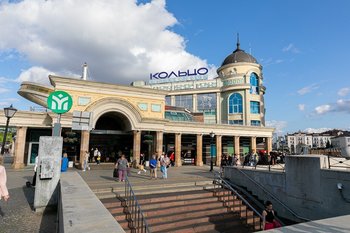 В Казани обрушилась часть фасада перед входом в ТЦ «Кольцо»