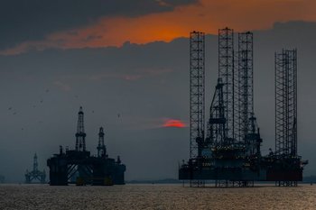 Bloomberg: мировые запасы нефти сокращаются с рекордной скоростью