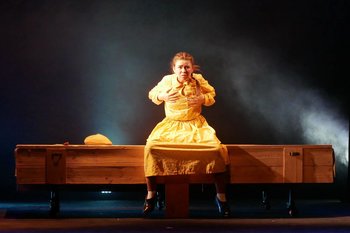 «Сахи(я)»: вместо платья — кепка, рубаха и штаны