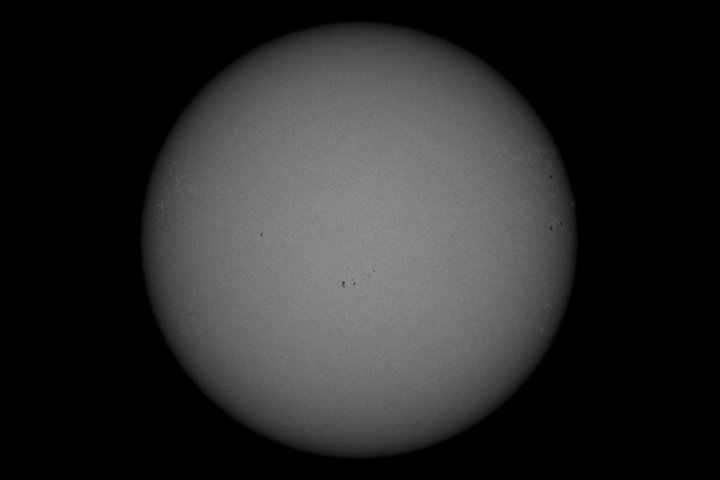 Ученые: число солнечных пятен резко сократилось