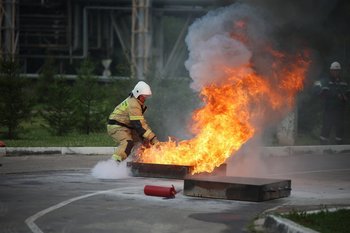 Всегда начеку: в «ТАИФ-НК» выявили сильнейших в пожарной эстафете