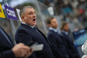 Гатиятулин ушел с последнего места рейтинга тренеров КХЛ
