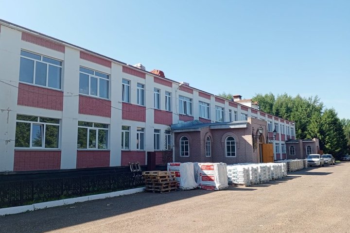 В Елабужском районе проводят капремонт больницы в рамках нацпроекта