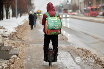 Депутаты предложили запретить курьерам ездить по тротуарам на самокатах и электровелосипедах