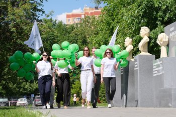 Банк «Аверс» поздравил маленьких пациентов ДРКБ с Днем защиты детей