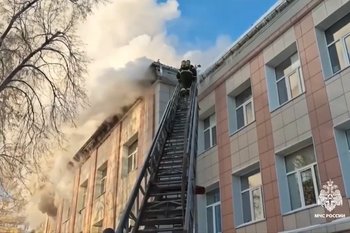 Из горящего колледжа в Новосибирске эвакуировали 670 учащихся
