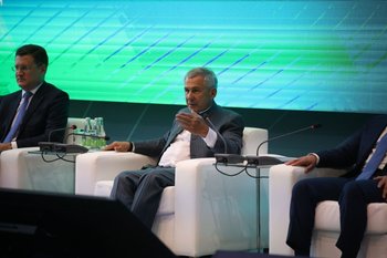 Раис Татарстана на Нефтяном саммите обсудил с Новаком экологические проекты школьников