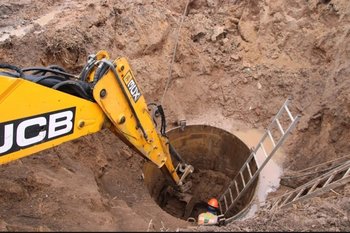 На одной из улиц Казани разрушился верхний свод канализационного коллектора