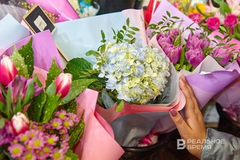 Цены на букеты не повышали, а женщины предпочитают уже другие презенты: что ждет рынок цветов в Казани