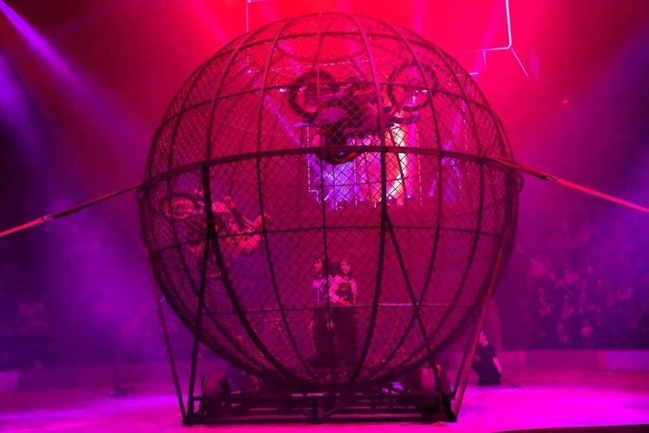 Шоу «ОдержиМЫе»: мотоциклисты против клоунов