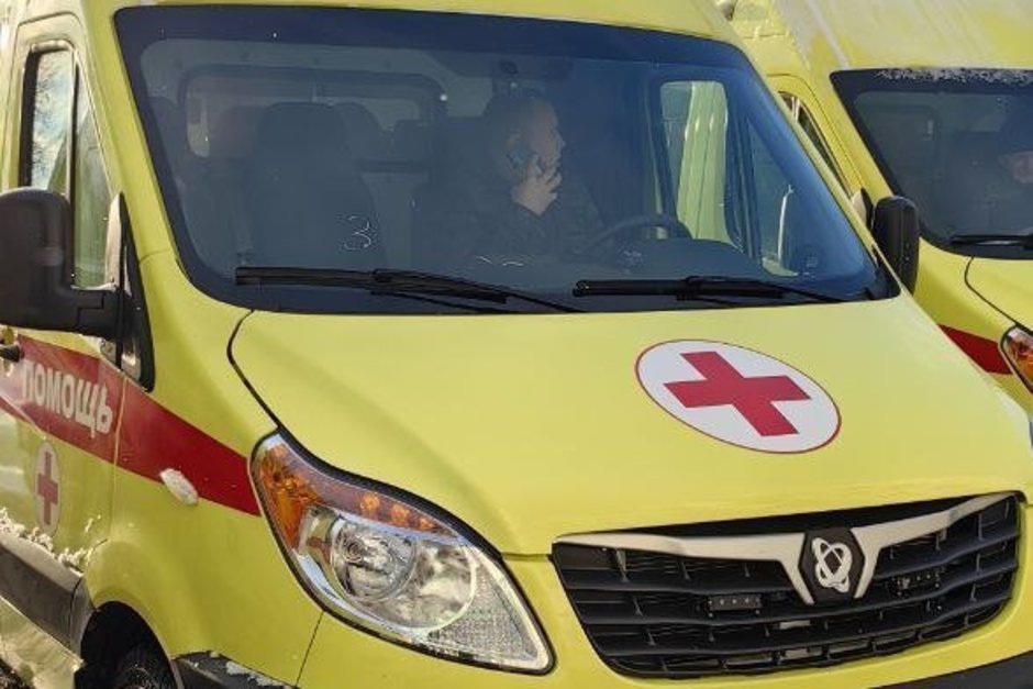 Минниханов передал Лениногорску сертификаты на 9 машин скорой помощи