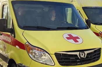 Минниханов передал Лениногорску сертификаты на 9 машин скорой помощи