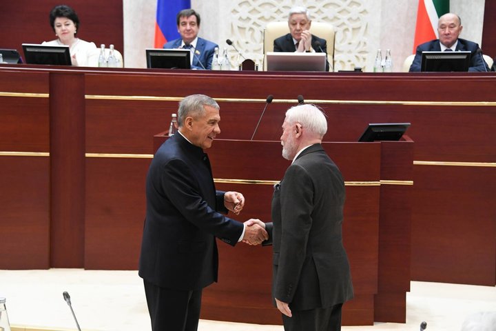 В честь 30-летия Госсовета Татарстана депутатам и ветеранам госслужбы вручили награды