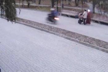 В Казани задержали подростков, которые разъезжали на мопедах без прав по пешеходным улицам