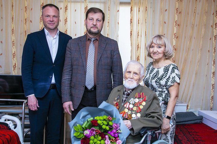 Пример мужества, стойкости и любви к Родине: работники АО «ТАИФ-НК» поздравили ветерана ВОВ Панфила Павлова