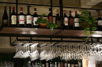 В России вырастут пошлины на крепкий алкоголь, вино и цветы из недружественных стран