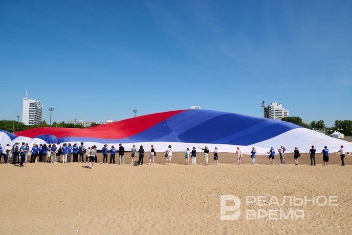В Казани развернули самый большой в Поволжье российский флаг