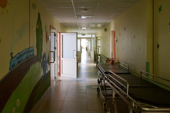 В Казани опровергли слухи о конфликте учителя с учеником, который выпал из окна школы №98