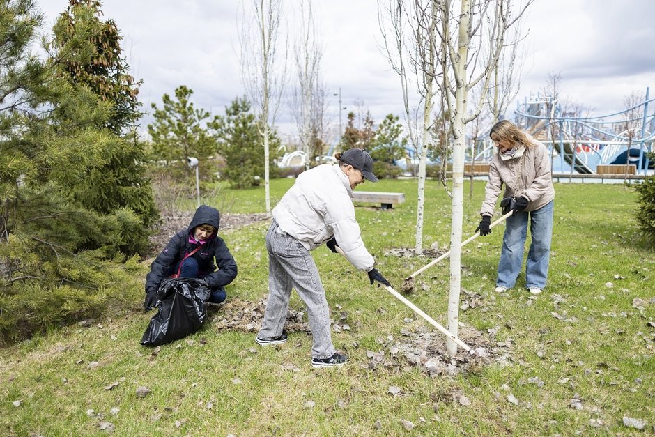 Сотрудники ТАИФа вышли на субботник и озеленили парк «Елмай»