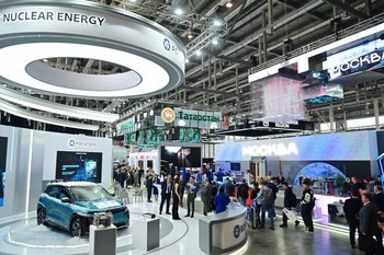 Рустам Минниханов посетил выставку «Иннопром-2025» в Екатеринбурге