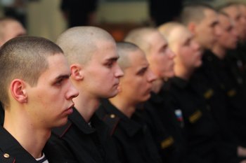 С начала года в российские воинские части прибыли почти 175 тыс. контрактников