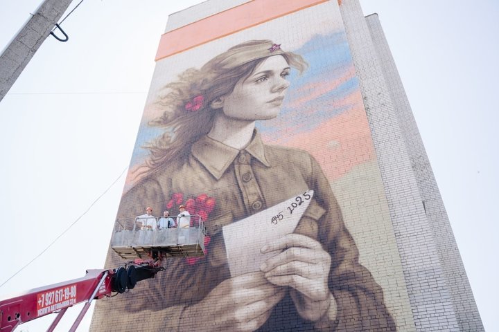 В Зеленодольске появился мурал «Ждет», посвященный Победе в Великой Отечественной войне