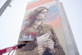 В Зеленодольске появился мурал «Ждет», посвященный Победе в Великой Отечественной войне