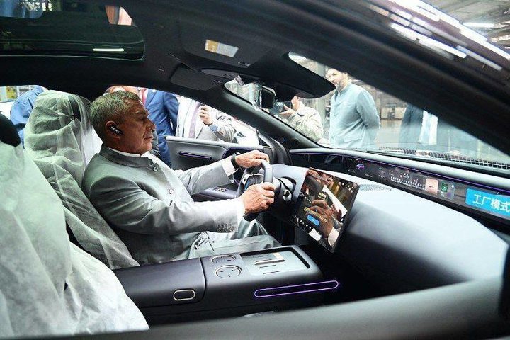 Рустам Минниханов посетил цифровой интеллектуальный автозавод компании Changan