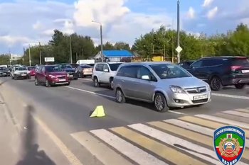 В Казани такси сбило самокатчика на «зебре»