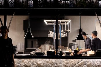 Аналитики: средние зарплатные предложения в сфере общепита выросли на 27% за год