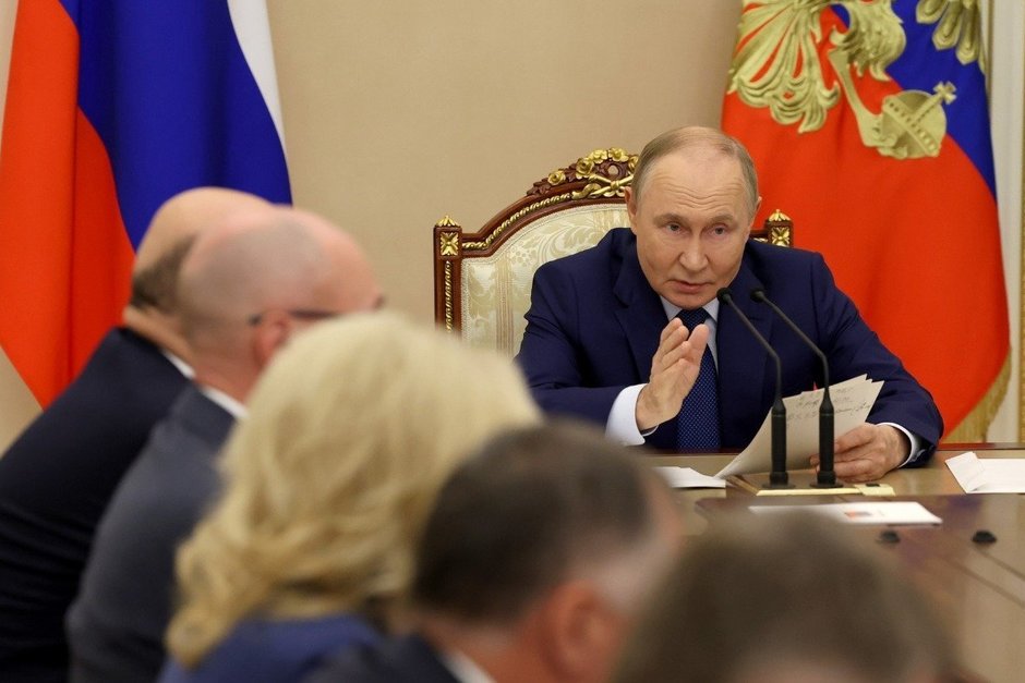 Путин продлил запрет на ввоз и вывоз из России определенной продукции