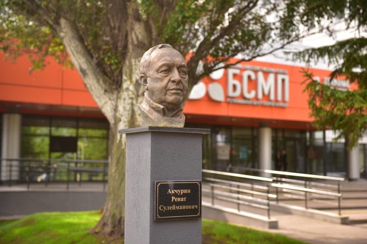 В набережночелнинской БСМП открыли бюст кардиохирурга Рената Акчурина
