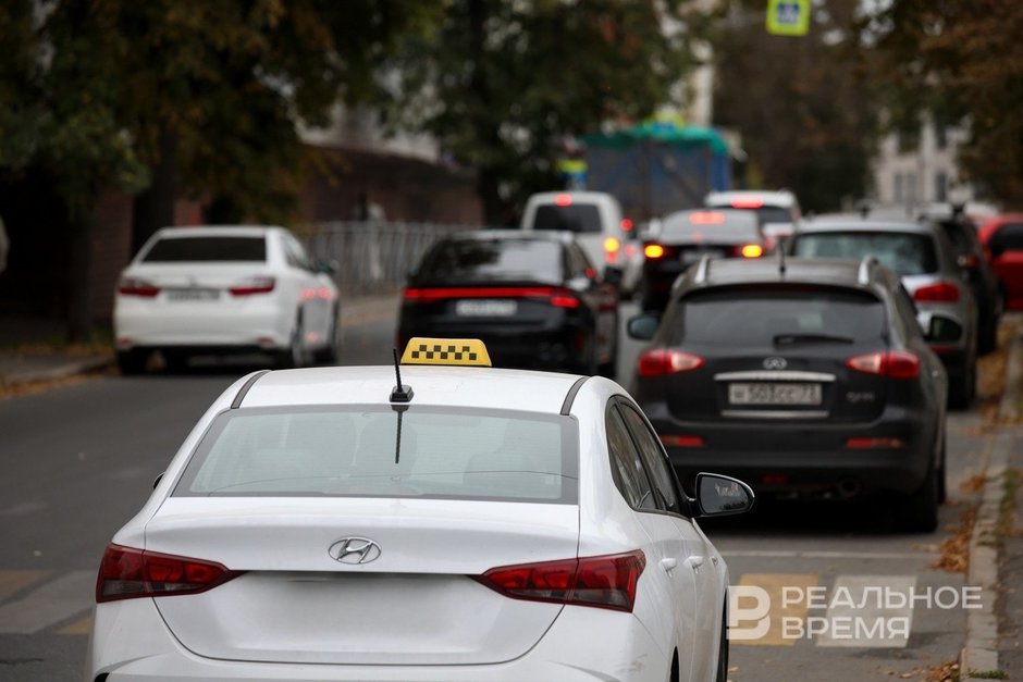 Депутаты Госдумы предложили запретить такси парковаться во дворах