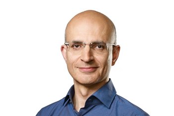 Apple назначила Сабиха Хана операционным директором