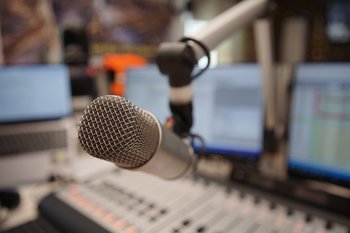 Песня «Розы гибнут на газонах»* исполнителя Мафика признана экстремистской в России