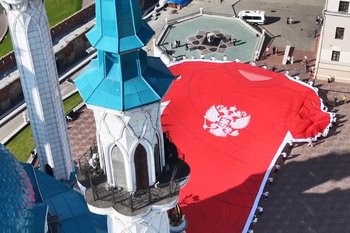 В Казанском кремле развернули гигантскую форму сборной России по футболу