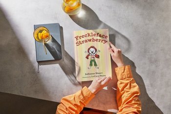 Администрация Трампа запретила книгу Джулианны Мур в школах для детей военнослужащих