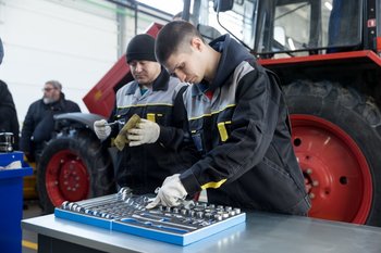 Кабмин утвердил перечень из 500 профессий для обеспечения технологического суверенитета