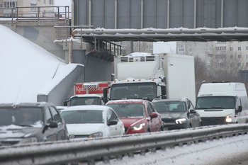 Татарстанцев предупредили о плохом состоянии дорог из-за снегопада