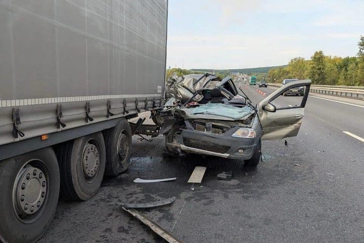 В Мамадышском районе столкнулись Lada и КАМАЗ, двое погибли