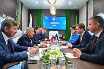 «Татары, как и хакасы, имеют тюркские корни»: Минниханов встретился с главой Хакасии Валентином Коноваловым на ПМЭФ