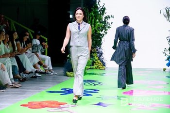 Prada приобретает Versace за $1,4 млрд