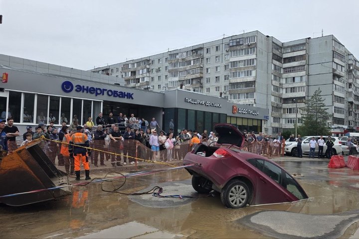 В Казани на улице Адоратского произошел обвал грунта