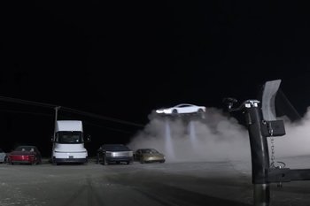 Tesla презентовала летающий автомобиль
