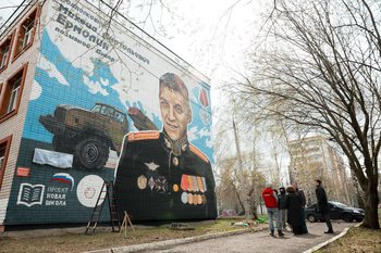 На фасаде казанской гимназии №125 появился мурал в честь погибшего офицера СВО