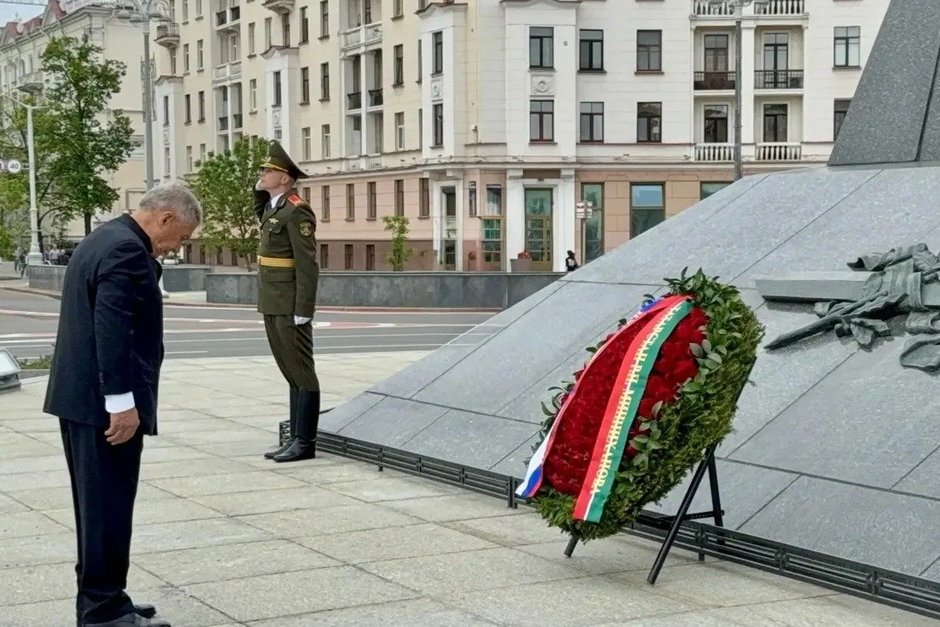 Минниханов возложил цветы к монументу Победы в Минске